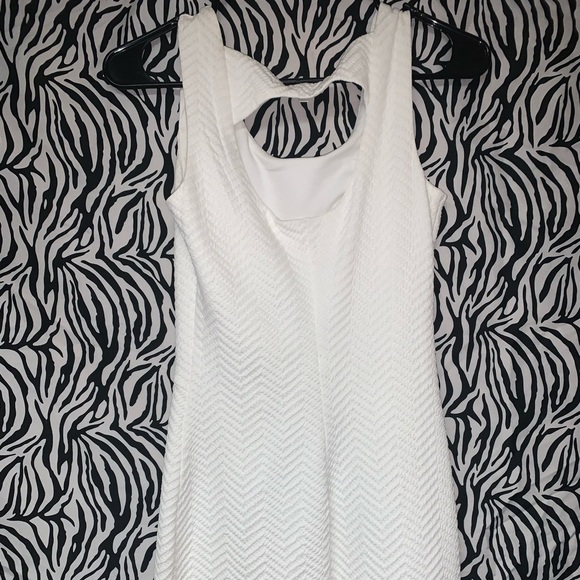 White dress - Picture 4 of 4